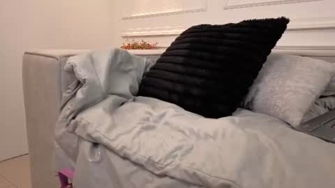 Giigii Hadid  online show from 06-18-26, 07:07