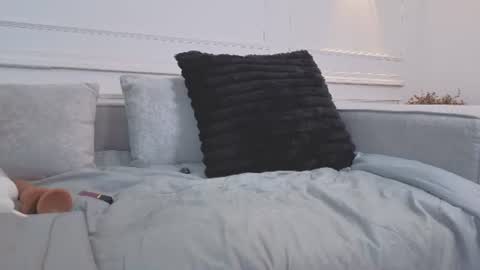 Giigii Hadid  online show from 06-20-26, 07:16