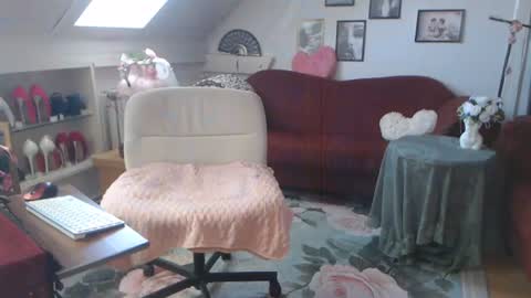 Snapshot of ginablondecam chatting on 06-25-26, 08:30 Gina online show from 06-25-26, 08:30