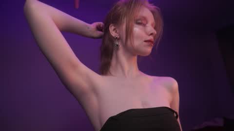 Snapshot of ginger_hugs chatting on 12-15-25, 10:14 im expecting 350 thumbs up on my altar online show from 12-15-25, 10:14