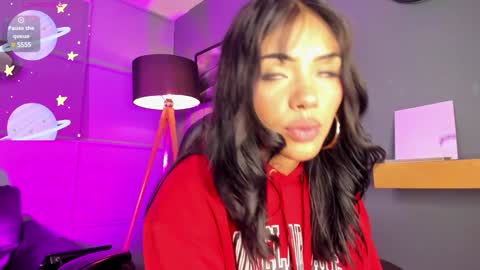 Snapshot of giovanna_oliveira chatting on 01-18-25, 08:31 Giovanna  online show from 01-18-25, 08:31