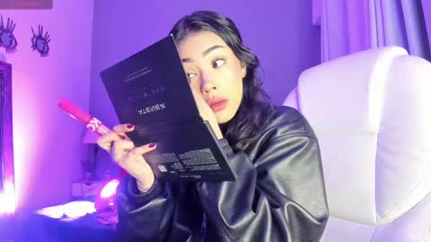 Snapshot of giovanna_oliveira chatting on 10-09-25, 05:27 Giovanna  online show from 10-09-25, 05:27