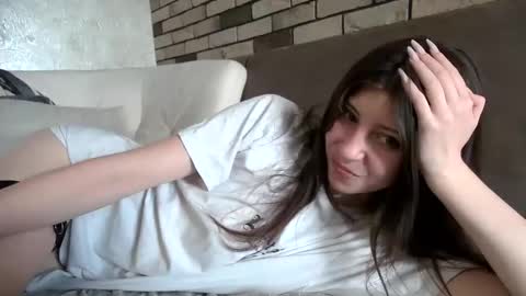 Snapshot of girl_cute007 chatting on 06-11-26, 04:05 girl_cute007 online show from 06-11-26, 04:05