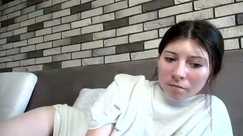 Snapshot of girl_cute007 chatting on 06-14-26, 05:15 girl_cute007 online show from 06-14-26, 05:15