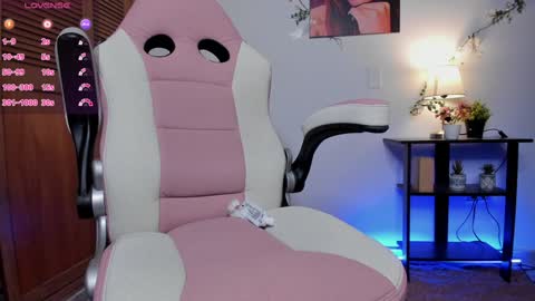 Snapshot of girl_dollx chatting on 12-01-24, 05:02 Bri online show from 12-01-24, 05:02