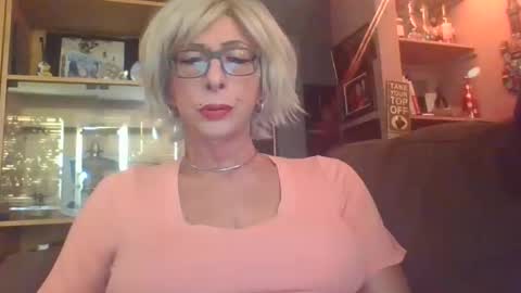 Snapshot of girlinrock chatting on 10-19-25, 12:55 Girlinrock online show from 10-19-25, 12:55