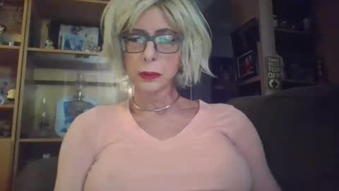 Snapshot of girlinrock chatting on 11-04-25, 01:38 Girlinrock online show from 11-04-25, 01:38