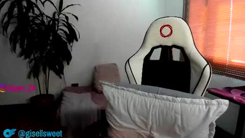 Snapshot of gisellasweet chatting on 06-21-26, 08:00 Gisella online show from 06-21-26, 08:00