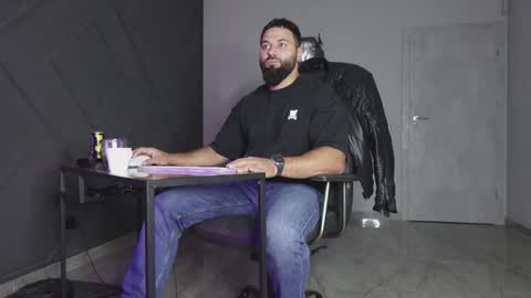 Matthew .. for short call me Matt online show from 10-23-25, 09:57