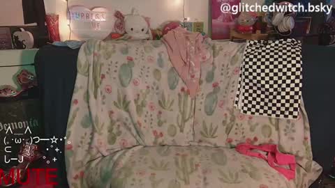 Snapshot of glitchwitch chatting on 12-13-24, 09:09 Glitch online show from 12-13-24, 09:09