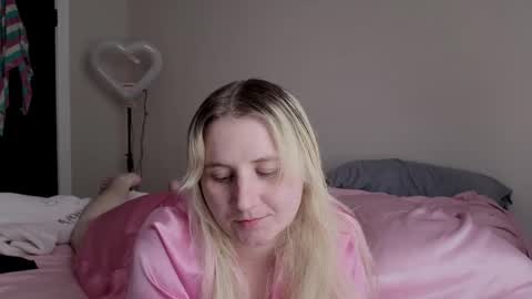 Snapshot of glitchwitch chatting on 09-10-25, 02:50 Glitch online show from 09-10-25, 02:50