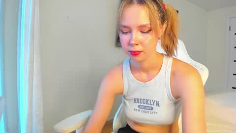Snapshot of glitchy_doll chatting on 06-16-26, 04:04 Sara online show from 06-16-26, 04:04