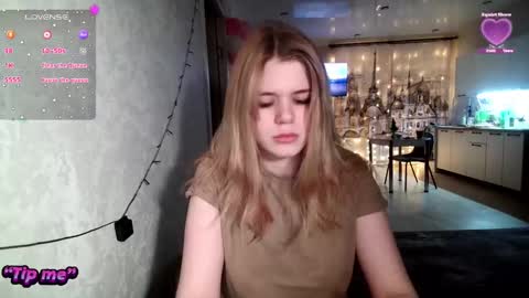 Snapshot of glossy_girl_1 chatting on 01-04-25, 04:11 Roxy online show from 01-04-25, 04:11