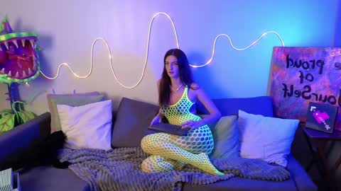 Snapshot of goddess_marylin chatting on 01-21-25, 10:08 330 UTC2 girls online show from 01-21-25, 10:08