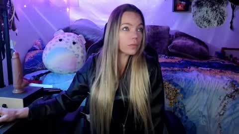 Patricia Mars           Goddess of Mars twitter thegoddessmindy online show from 03-11-25, 11:12