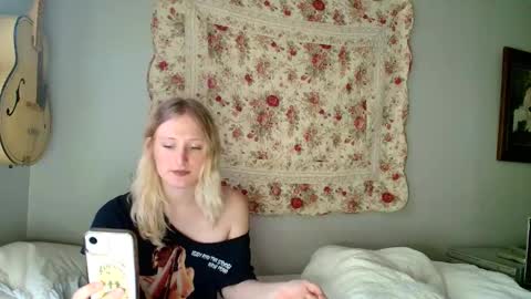 Snapshot of goddessalison chatting on 06-09-26, 11:38 goddessalison online show from 06-09-26, 11:38
