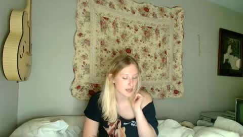 Snapshot of goddessalison chatting on 06-11-26, 03:26 goddessalison online show from 06-11-26, 03:26