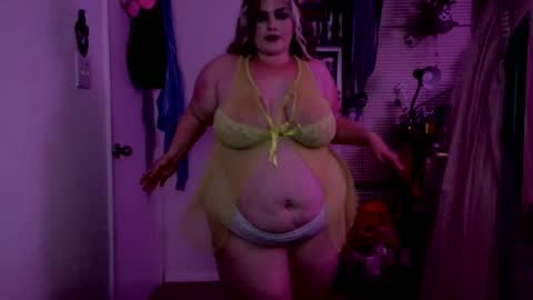 Snapshot of goddessxxroselynn chatting on 04-30-26, 03:57 Goddess Rose online show from 04-30-26, 03:57