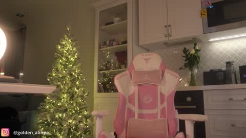 Snapshot of golden_alinee chatting on 01-09-25, 08:33 Aline meow   online show from 01-09-25, 08:33