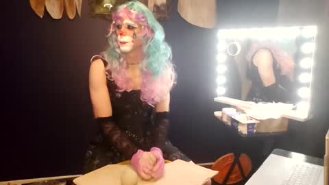 Snapshot of goldenfoil chatting on 11-05-25, 01:55 Lilly online show from 11-05-25, 01:55