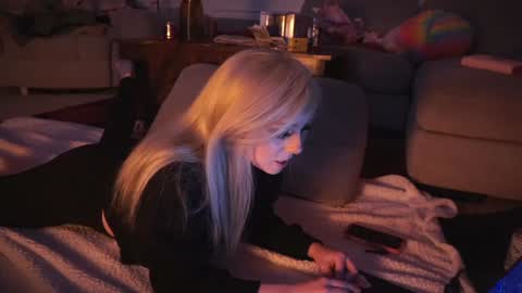 Snapshot of goldengoddessxxx chatting on 12-05-24, 12:08 Sammy online show from 12-05-24, 12:08