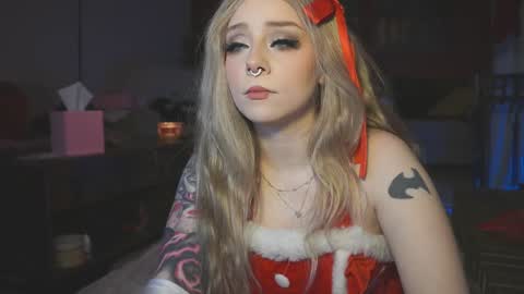 Snapshot of goldengoddessxxx chatting on 12-27-24, 11:10 Sammy online show from 12-27-24, 11:10