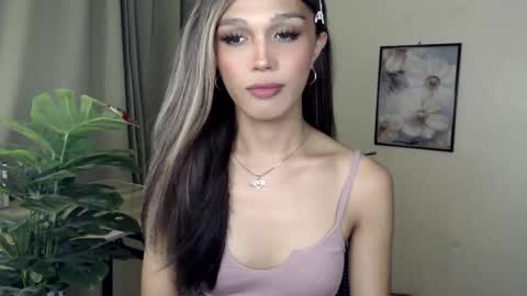 Snapshot of goldenlily69 chatting on 11-30-25, 04:33 Lily is Gold online show from 11-30-25, 04:33