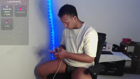 Snapshot of goos_cum chatting on 10-15-25, 01:22 Goos online show from 10-15-25, 01:22