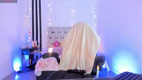 i am Jessi  I love animals and drawing I hope to get along with everyone. XOXO online show from 04-25-26, 09:12