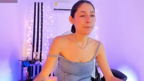 i am Jessi  I love animals and drawing I hope to get along with everyone. XOXO online show from 05-20-26, 07:31