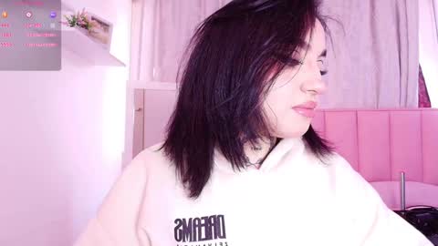 Snapshot of greennbella chatting on 01-20-25, 07:04   online show from 01-20-25, 07:04