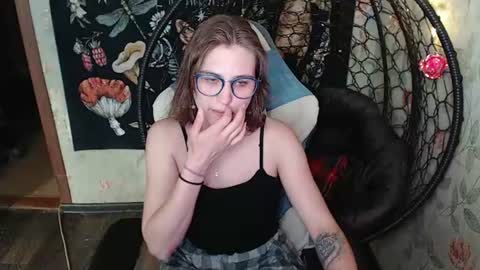 Snapshot of greenwitch9 chatting on 06-10-26, 12:37 Lina online show from 06-10-26, 12:37