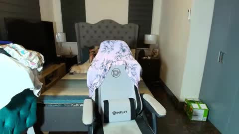 Snapshot of greta_v chatting on 11-18-25, 10:09 greta_v online show from 11-18-25, 10:09