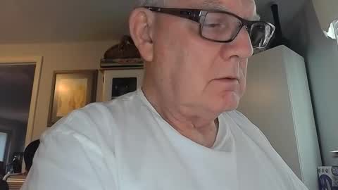 Snapshot of gspotlover1 chatting on 11-13-25, 05:45 Horny Daddy online show from 11-13-25, 05:45