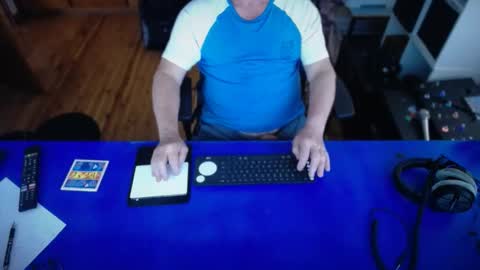 Snapshot of guesswhatigot2 chatting on 11-16-25, 01:44 guesswhatigot2 online show from 11-16-25, 01:44