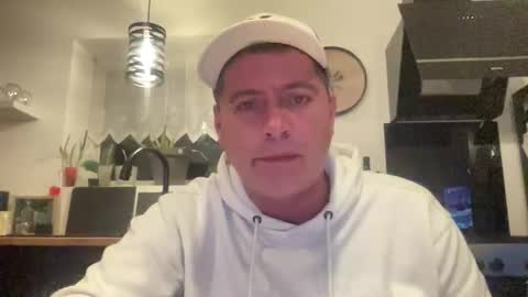 Snapshot of guil0 chatting on 10-23-25, 10:41 guil0 online show from 10-23-25, 10:41