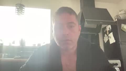 Snapshot of guil0 chatting on 11-05-25, 12:05 guil0 online show from 11-05-25, 12:05