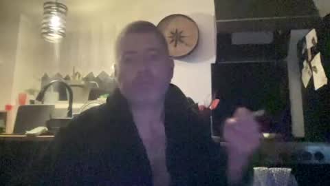 Snapshot of guil0 chatting on 11-06-25, 09:21 guil0 online show from 11-06-25, 09:21