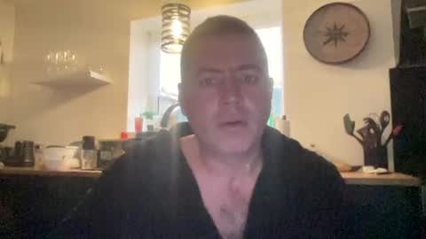 Snapshot of guil0 chatting on 11-10-25, 10:47 guil0 online show from 11-10-25, 10:47