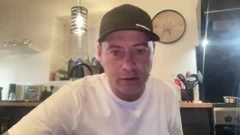 Snapshot of guil0 chatting on 01-11-26, 08:36 guil0 online show from 01-11-26, 08:36