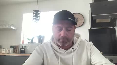 Snapshot of guil0 chatting on 02-03-26, 02:33 guil0 online show from 02-03-26, 02:33