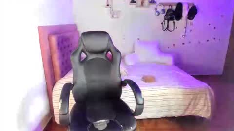 Snapshot of guinivere_blake chatting on 06-01-26, 01:18 Hello Im Julieta Im 25 years old welcome to my room have fun and be happy. online show from 06-01-26, 01:18