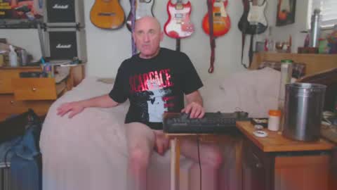 Snapshot of guitarsexgod chatting on 02-19-25, 10:09 Mario online show from 02-19-25, 10:09