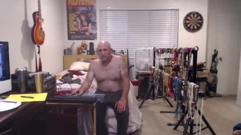 Snapshot of guitarsexgod chatting on 10-19-25, 03:51 Mario online show from 10-19-25, 03:51