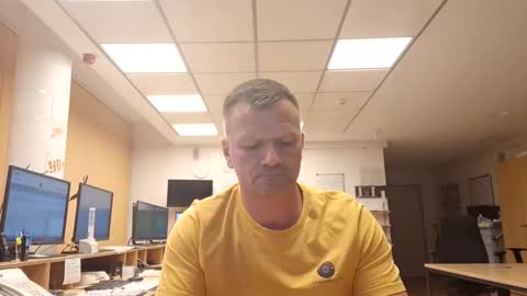 Snapshot of guschidick chatting on 10-17-25, 04:20 guschidick online show from 10-17-25, 04:20