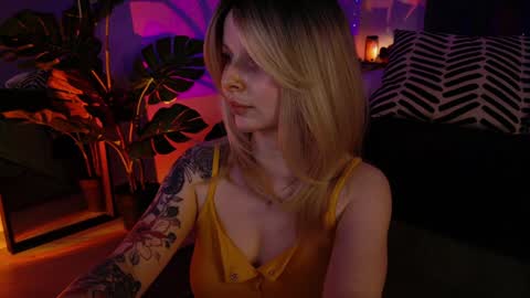 Snapshot of gwenhilton chatting on 01-25-25, 09:04 gwenhilton online show from 01-25-25, 09:04