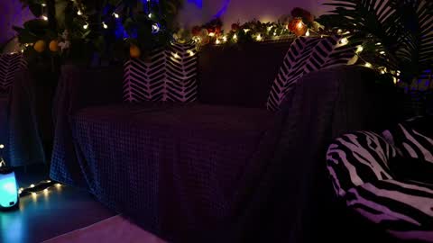 Snapshot of gwenhilton chatting on 02-15-25, 08:54 gwenhilton online show from 02-15-25, 08:54