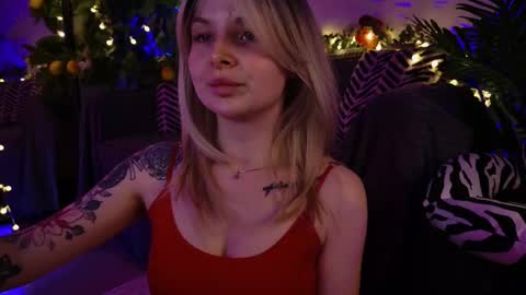 Snapshot of gwenhilton chatting on 02-18-25, 06:48 gwenhilton online show from 02-18-25, 06:48