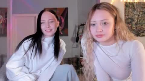 Snapshot of h1ppies chatting on 12-16-25, 11:54 Ashleyblonde Ellies brunnette online show from 12-16-25, 11:54