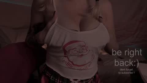 Snapshot of h2h0e chatting on 12-18-25, 09:54 Lana online show from 12-18-25, 09:54